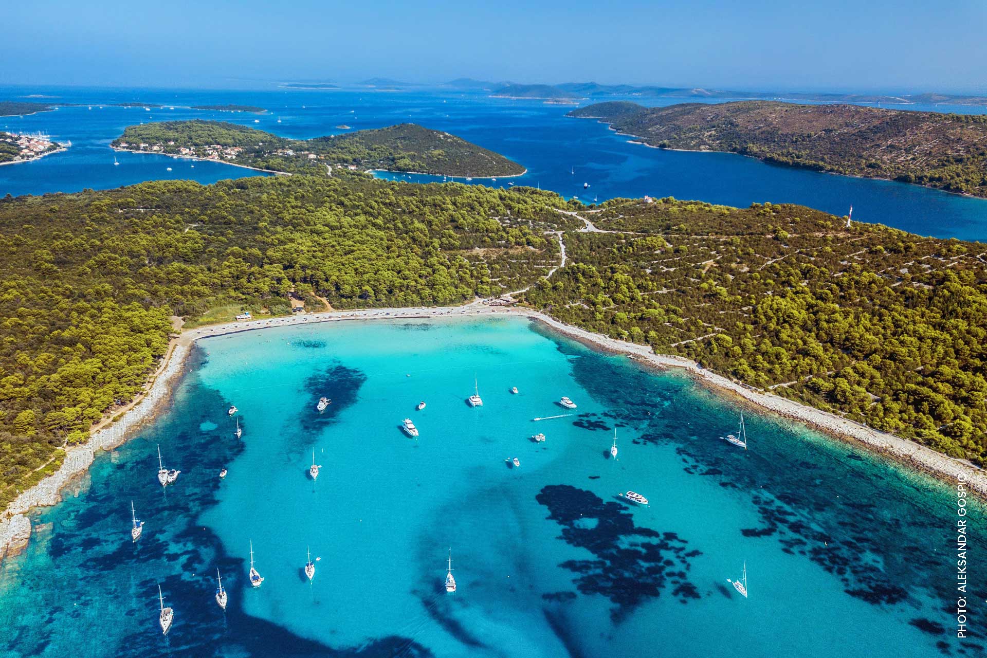 touriquise-sea-and-islands-with-sailing-boats tourquise sea with sailing boats